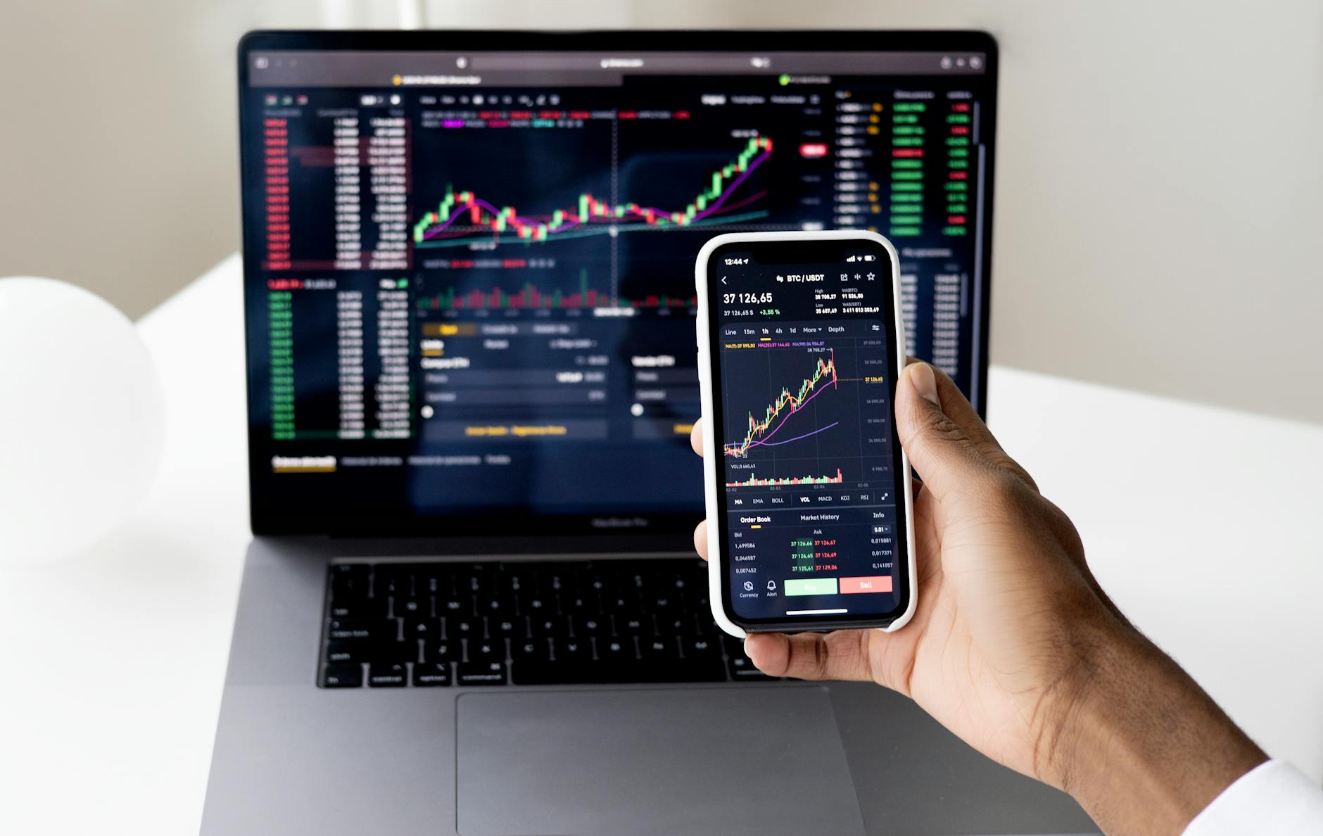 Gráfico de mercado financeiro com informações sobre taxação de investimentos, representando o impacto em LCI e LCA na economia.