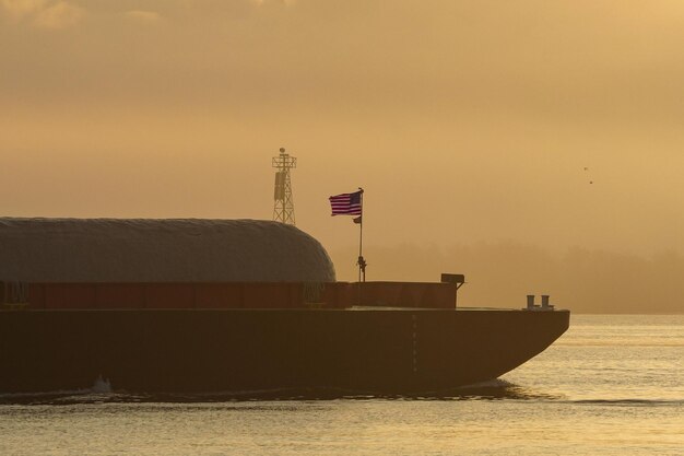 Navios cargueiros transportando petróleo no oceano, com a bandeira russa visível em um dos navios.